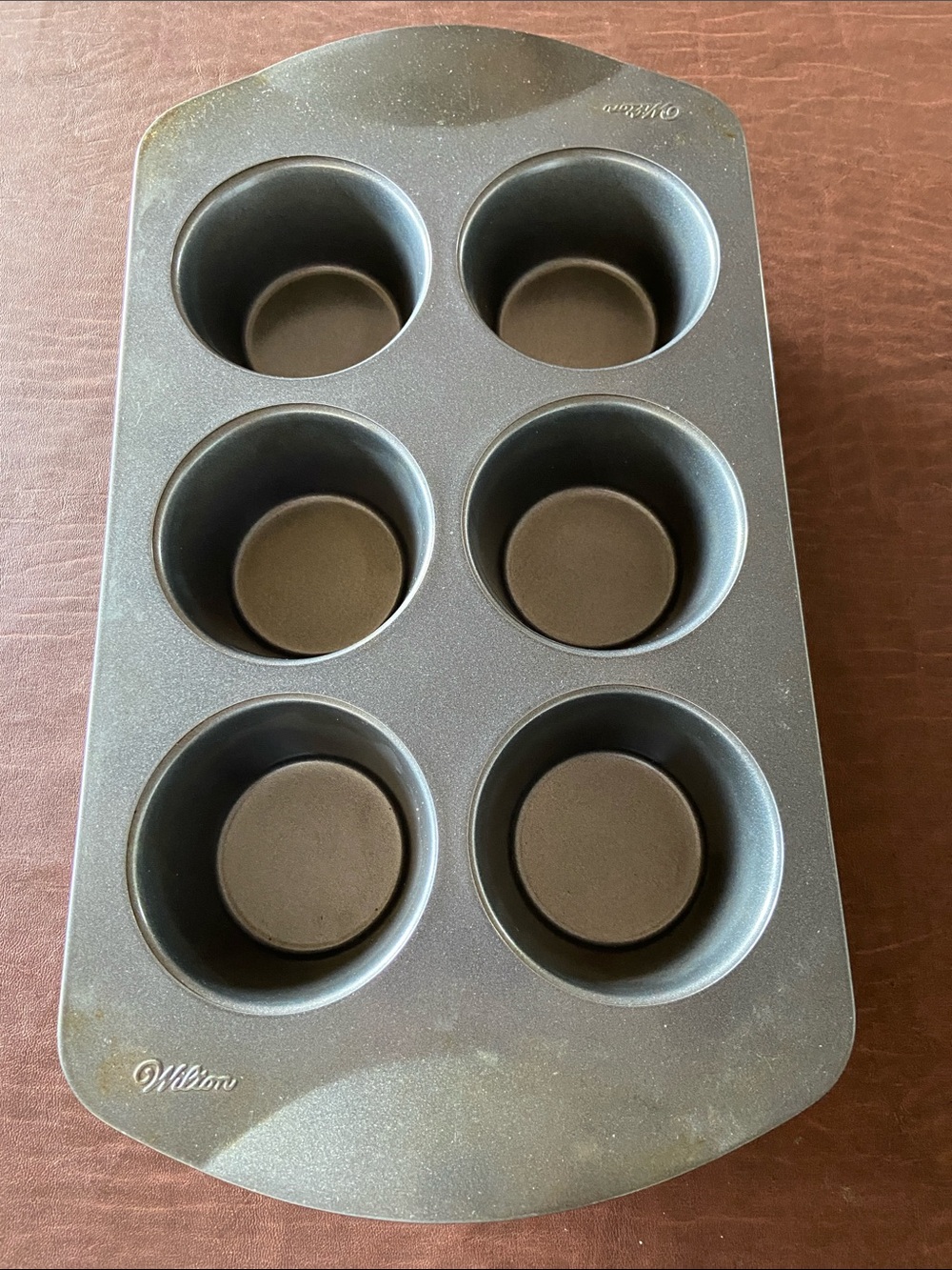 Wilton 6-Cup Muffin Pan in Dark Gray